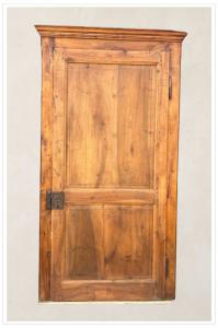 Porta in noce con telaio